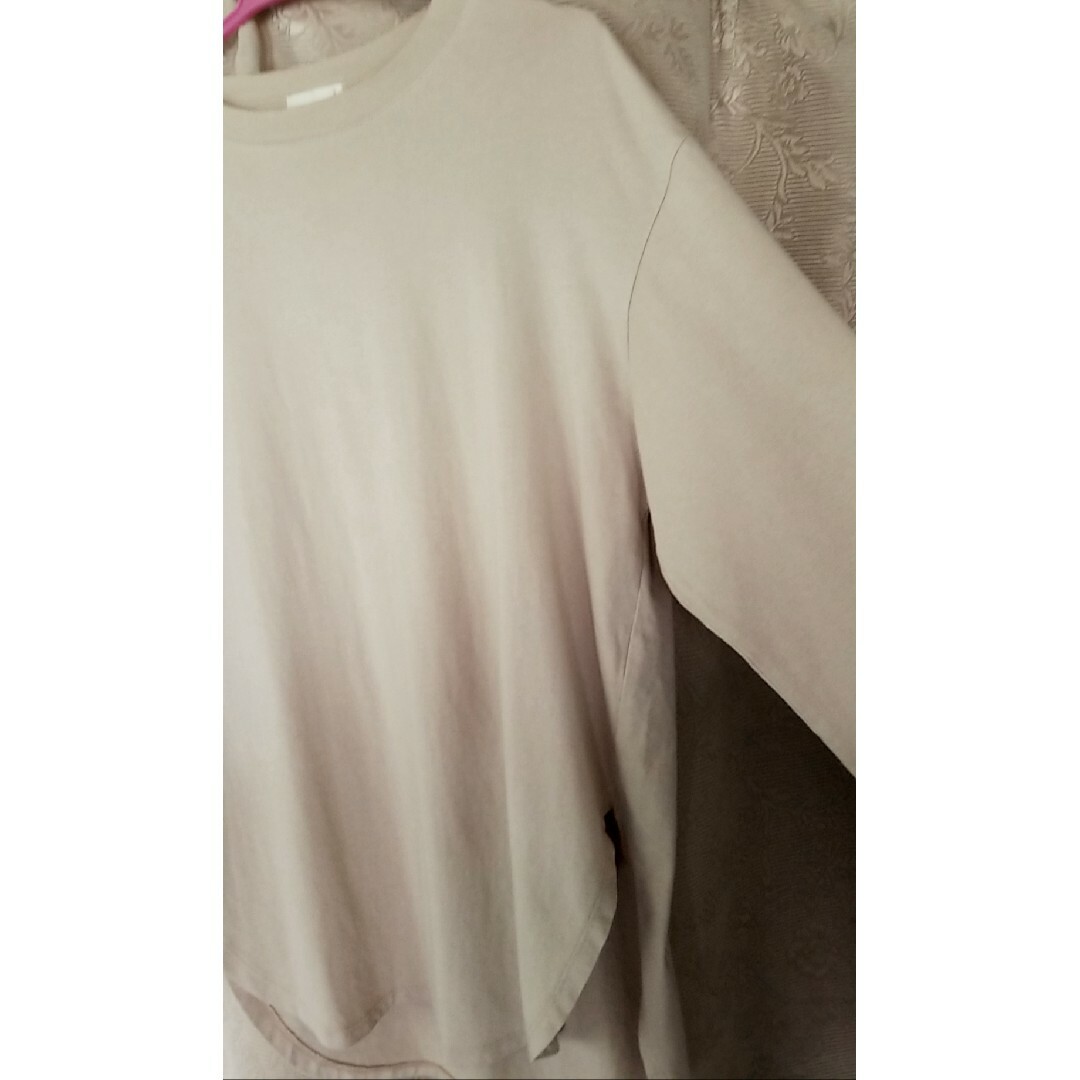 GU(ジーユー)のGU ロンT 長袖Tシャツ  ベージュ メンズのトップス(Tシャツ/カットソー(七分/長袖))の商品写真