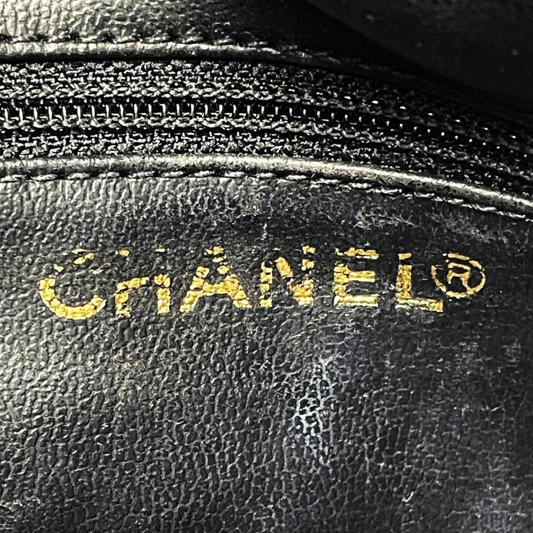 CHANEL(シャネル)の☆☆CHANEL シャネル コスメポーチ ブラック エナメル レディース ゴールド金具 ギャランティカード有 レディースのファッション小物(ポーチ)の商品写真