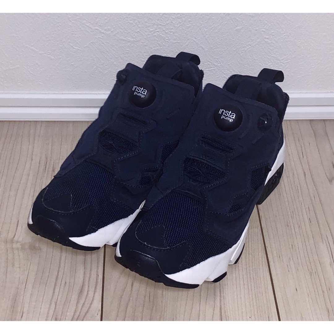 Reebok(リーボック)の24cm 良品 REEBOK INSTA PUMP FURY OG 紺 ネイビー レディースの靴/シューズ(スニーカー)の商品写真