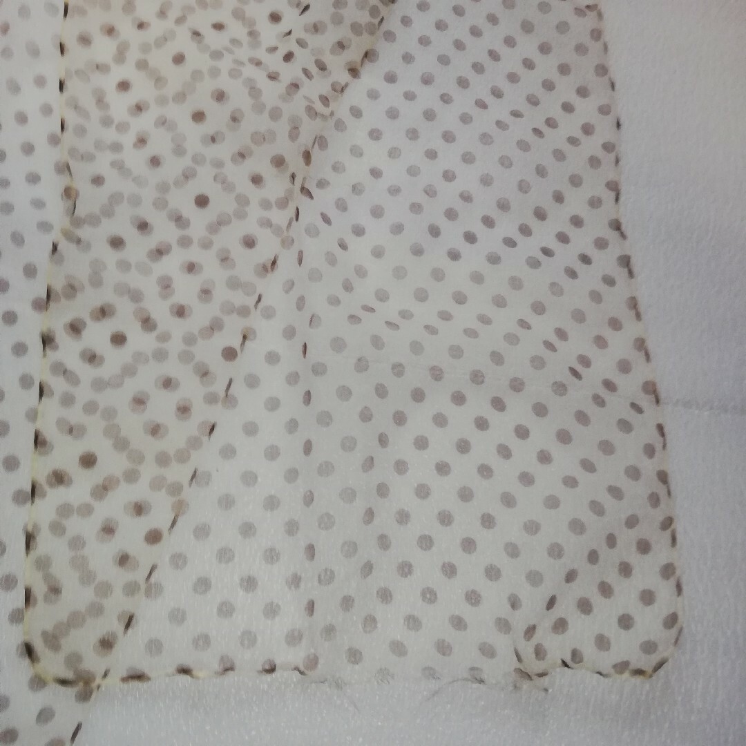 スカーフ 水玉 ドット ホワイト ベージュ レディースのファッション小物(バンダナ/スカーフ)の商品写真