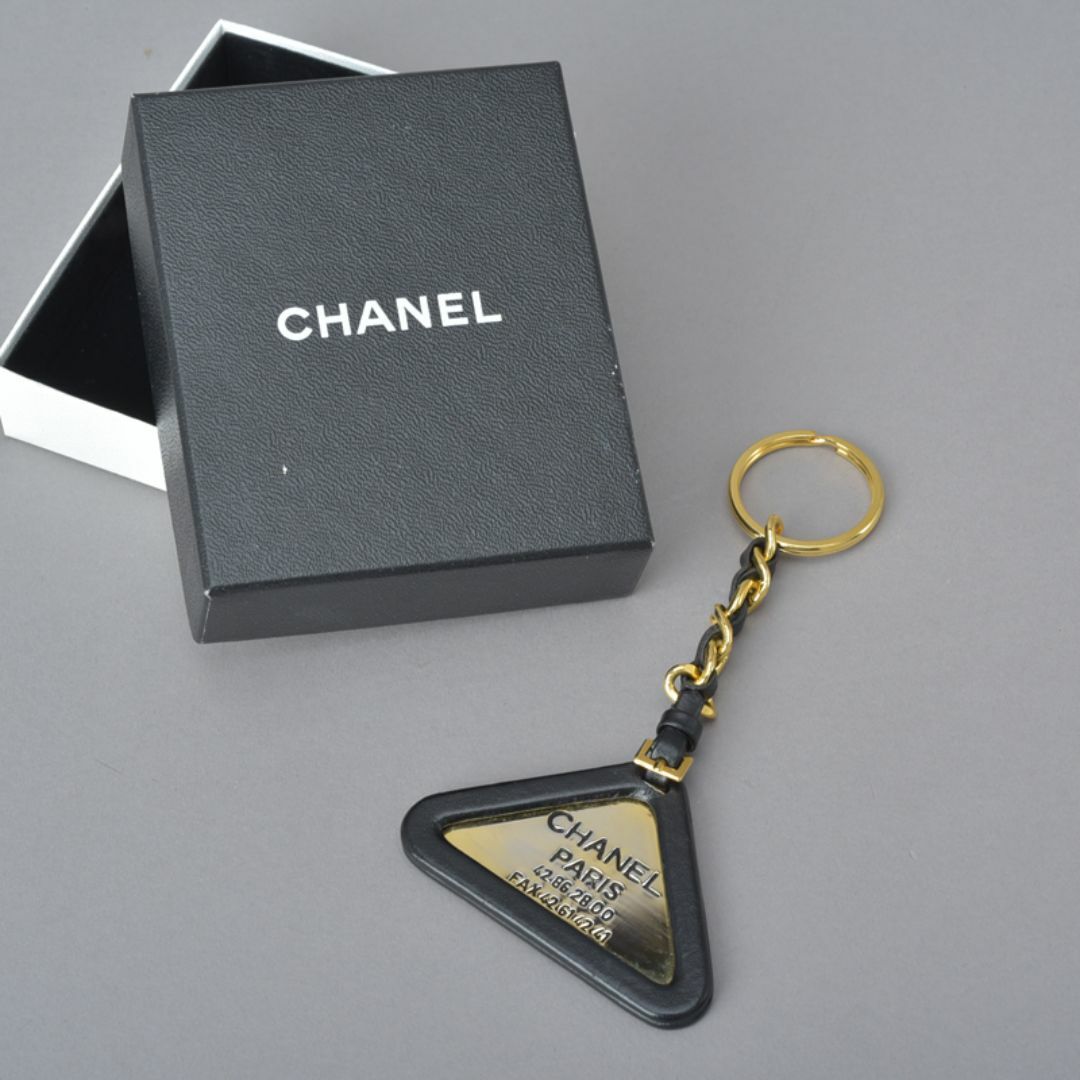 CHANEL(シャネル)のCHANEL◇シャネル トライアングル キーホルダー 94P ブラック レザー レディースのファッション小物(キーホルダー)の商品写真