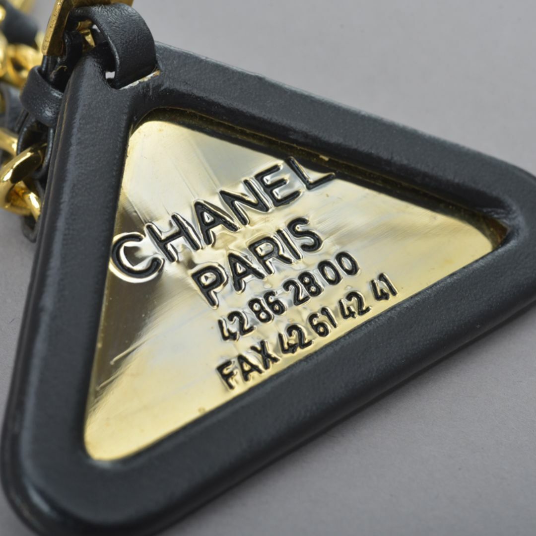 CHANEL(シャネル)のCHANEL◇シャネル トライアングル キーホルダー 94P ブラック レザー レディースのファッション小物(キーホルダー)の商品写真