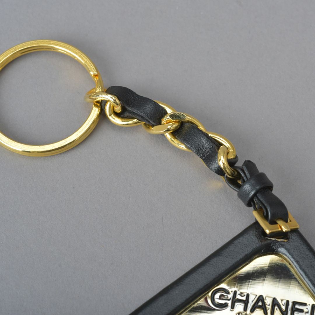 CHANEL(シャネル)のCHANEL◇シャネル トライアングル キーホルダー 94P ブラック レザー レディースのファッション小物(キーホルダー)の商品写真