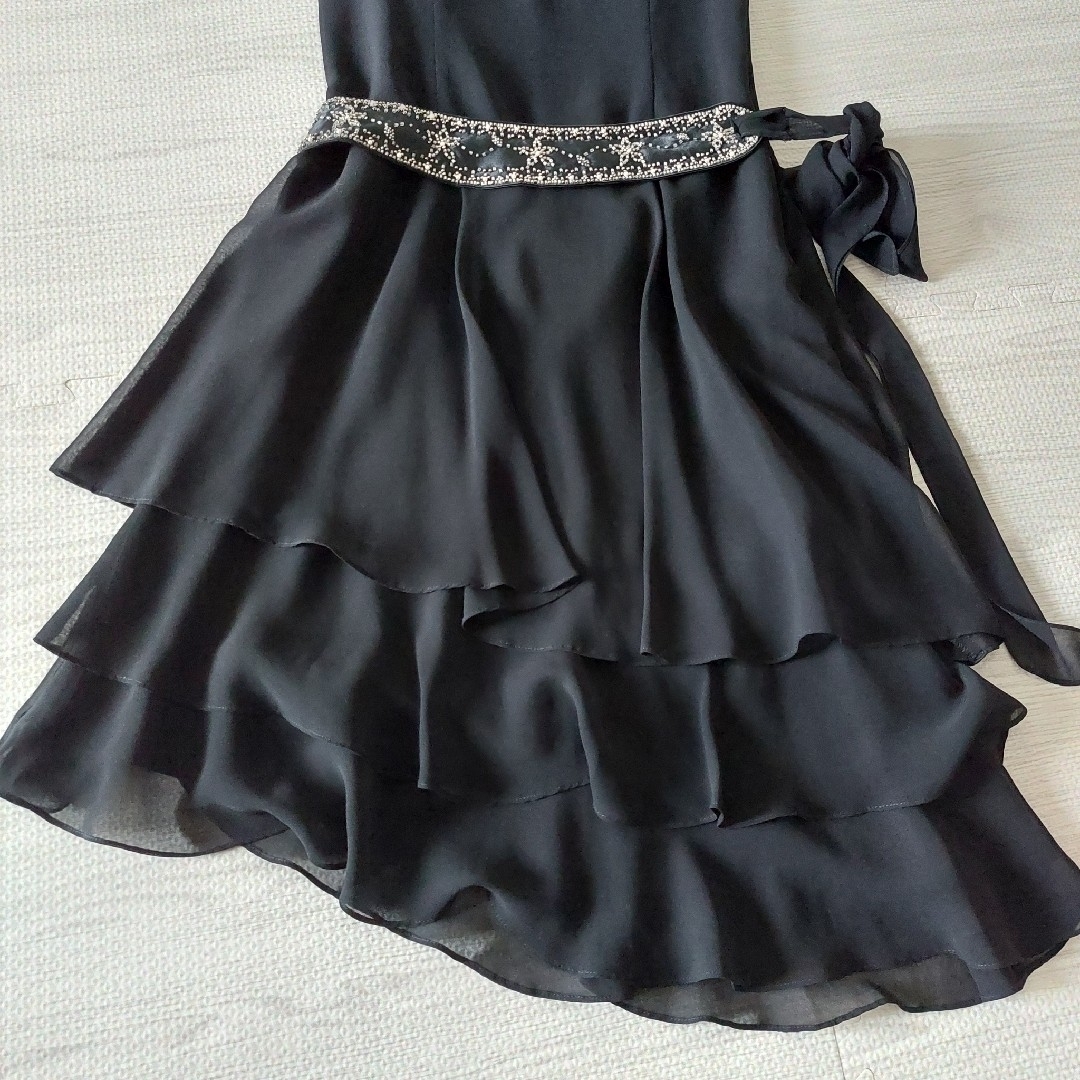 MK MICHEL KLEIN(エムケーミッシェルクラン)の黒ドレス　結婚式　パーティー　膝丈　アシンメトリー　中古品 レディースのフォーマル/ドレス(ミディアムドレス)の商品写真