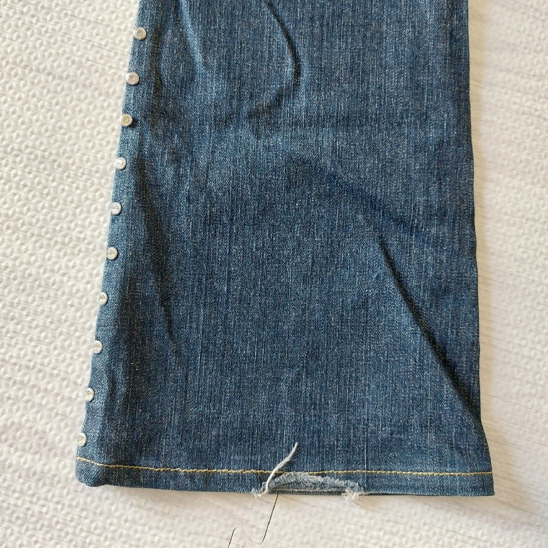 Vigny(ヴィニー)のヴィニー　デニムジーンズ　サイドストーン付　股上浅い　裾広め　濃いブルー　中古品 レディースのパンツ(デニム/ジーンズ)の商品写真