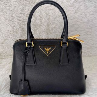 プラダ(PRADA)の【美品】プラダ 三角ロゴ　 サフィアーノ　レザー　ハンドバッグ　ブラック　黒(ハンドバッグ)