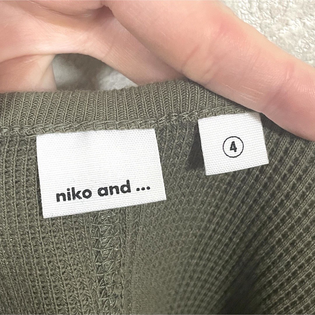 niko and...(ニコアンド)のNiko and… ニコアンド カットソー ワッフル 長袖 バックリボン カーキ レディースのトップス(カットソー(長袖/七分))の商品写真