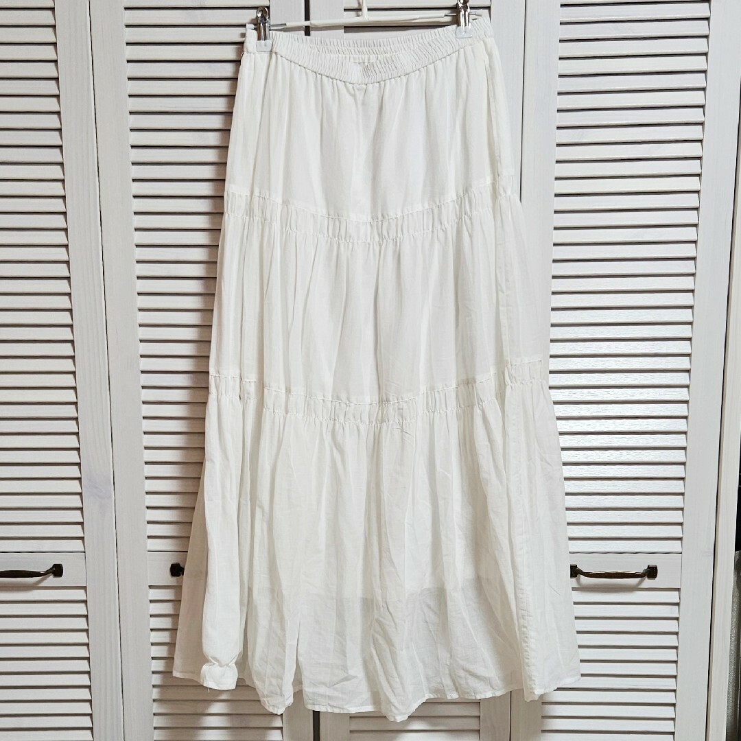 a.v.v(アーヴェヴェ)の試着のみ美品♡a.v.vのコットンティアードスカート ホワイト Mサイズ レディースのスカート(ロングスカート)の商品写真
