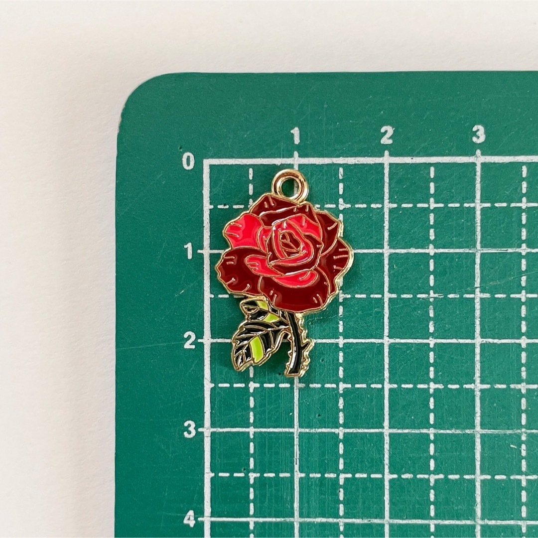【1892】エナメルチャーム 薔薇④ 4個  400円 ハンドメイドの素材/材料(各種パーツ)の商品写真