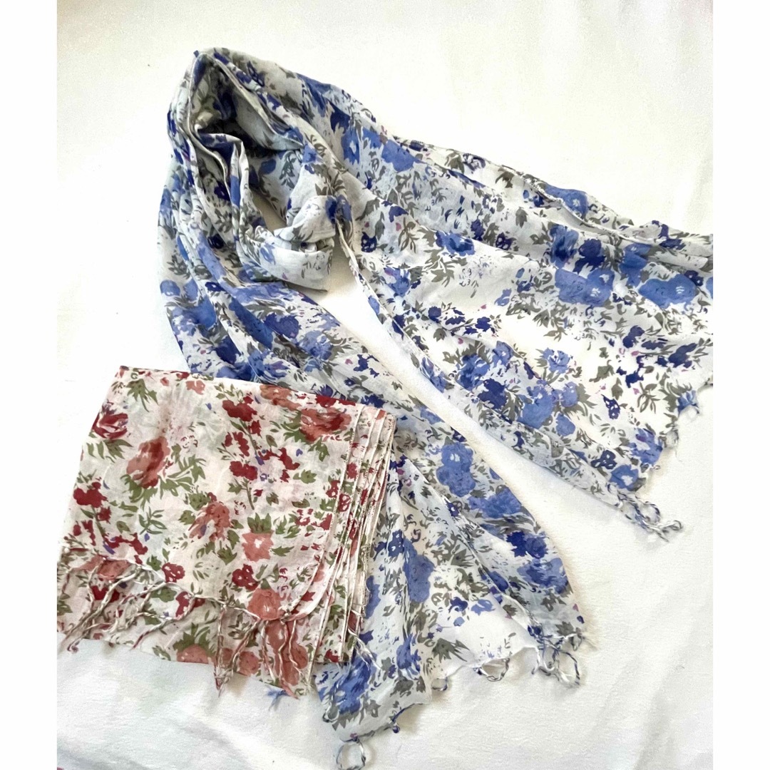 ロングストール2本　フラワー模様　同柄、色違い　ブルー系＆ピンク系 レディースのファッション小物(ストール/パシュミナ)の商品写真