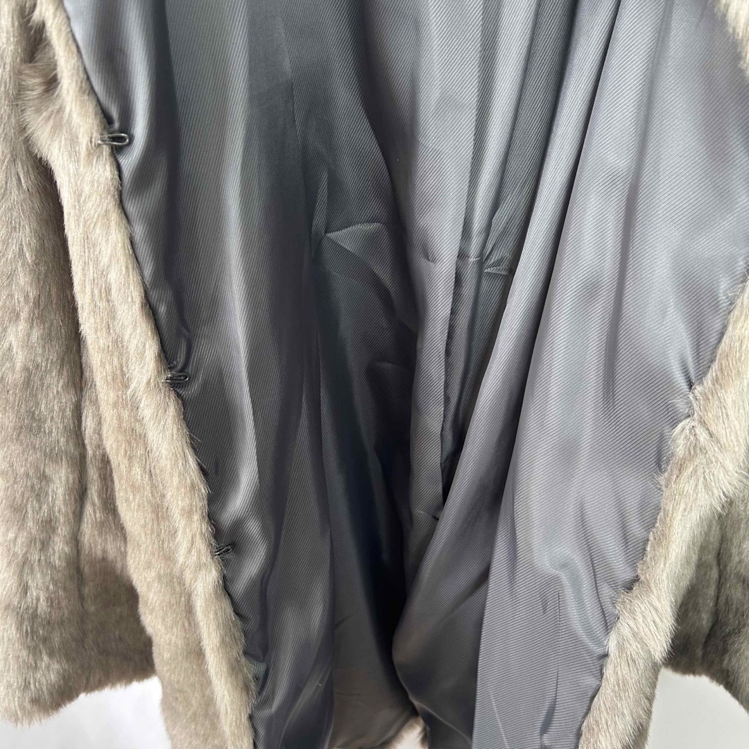 UNIQLO(ユニクロ)のUNIQLO フェイクファー　ロングコート　ジャケット　グレー　毛皮　カジュアル レディースのジャケット/アウター(毛皮/ファーコート)の商品写真