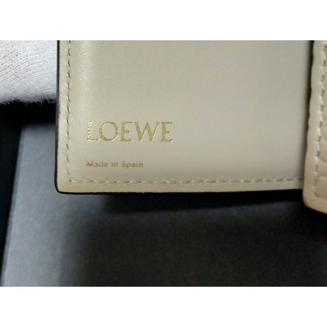 LOEWE(ロエベ)の極美品　LOEWE ロエベ リピート トライフォールド ウォレット ライトオーツ レディースのファッション小物(財布)の商品写真