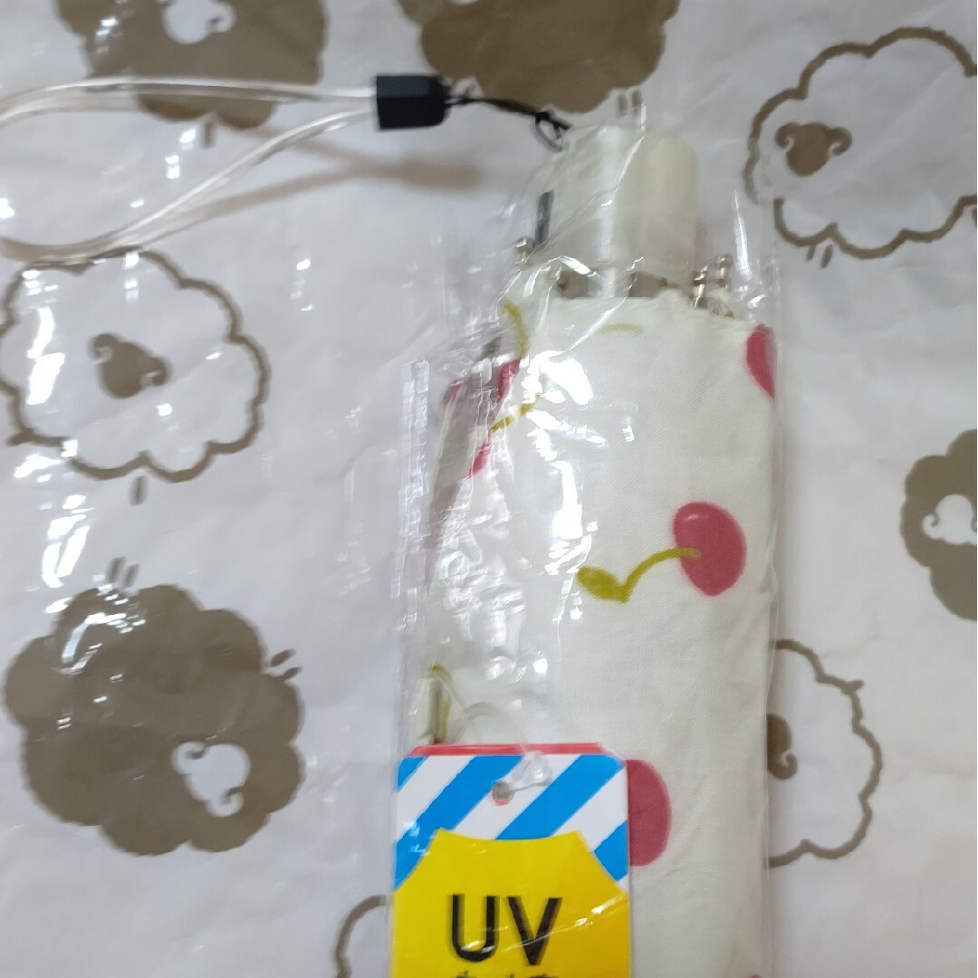 UV折りたたみ傘　ホワイト　さくらんぼ柄 レディースのファッション小物(傘)の商品写真