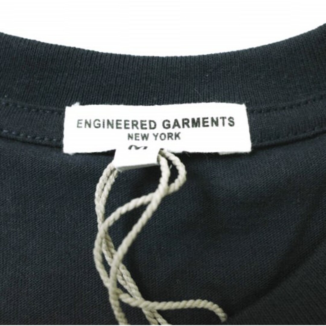 Engineered Garments(エンジニアードガーメンツ)のEngineered Garments エンジニアードガーメンツ アメリカ製 Printed Cross Crew Neck T-shirt - LOGO EMB クロスオーバークルーネックポケットTシャツ M NAVY 半袖 トップス【新古品】【中古】【Engineered Garments】 メンズのトップス(Tシャツ/カットソー(半袖/袖なし))の商品写真