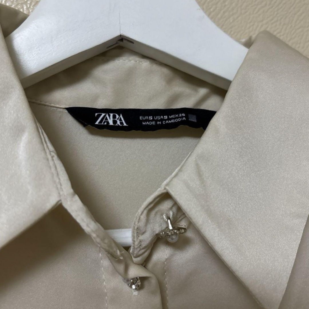 ZARA(ザラ)の本日限定値下げ　ZARA サテン風ビジュー付きシャツ レディースのトップス(シャツ/ブラウス(長袖/七分))の商品写真