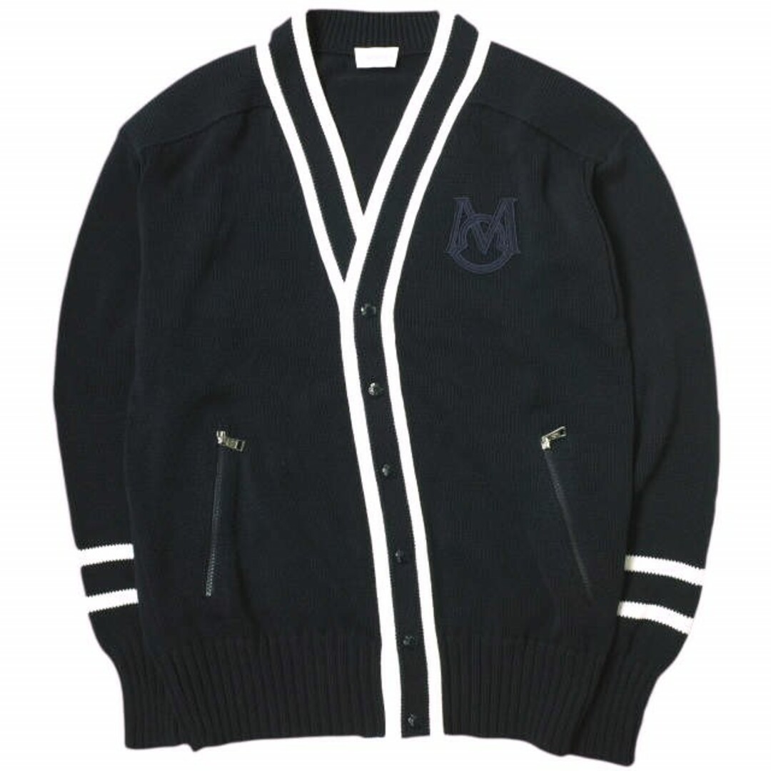 MONCLER(モンクレール)のMONCLER モンクレール 24SS CARDIGAN TRICOT ミドルゲージ モノグラムパッチカーディガン I20919B00003 M1509 L NAVY ライン ニット トップス【新古品】【中古】【MONCLER】 メンズのトップス(カーディガン)の商品写真