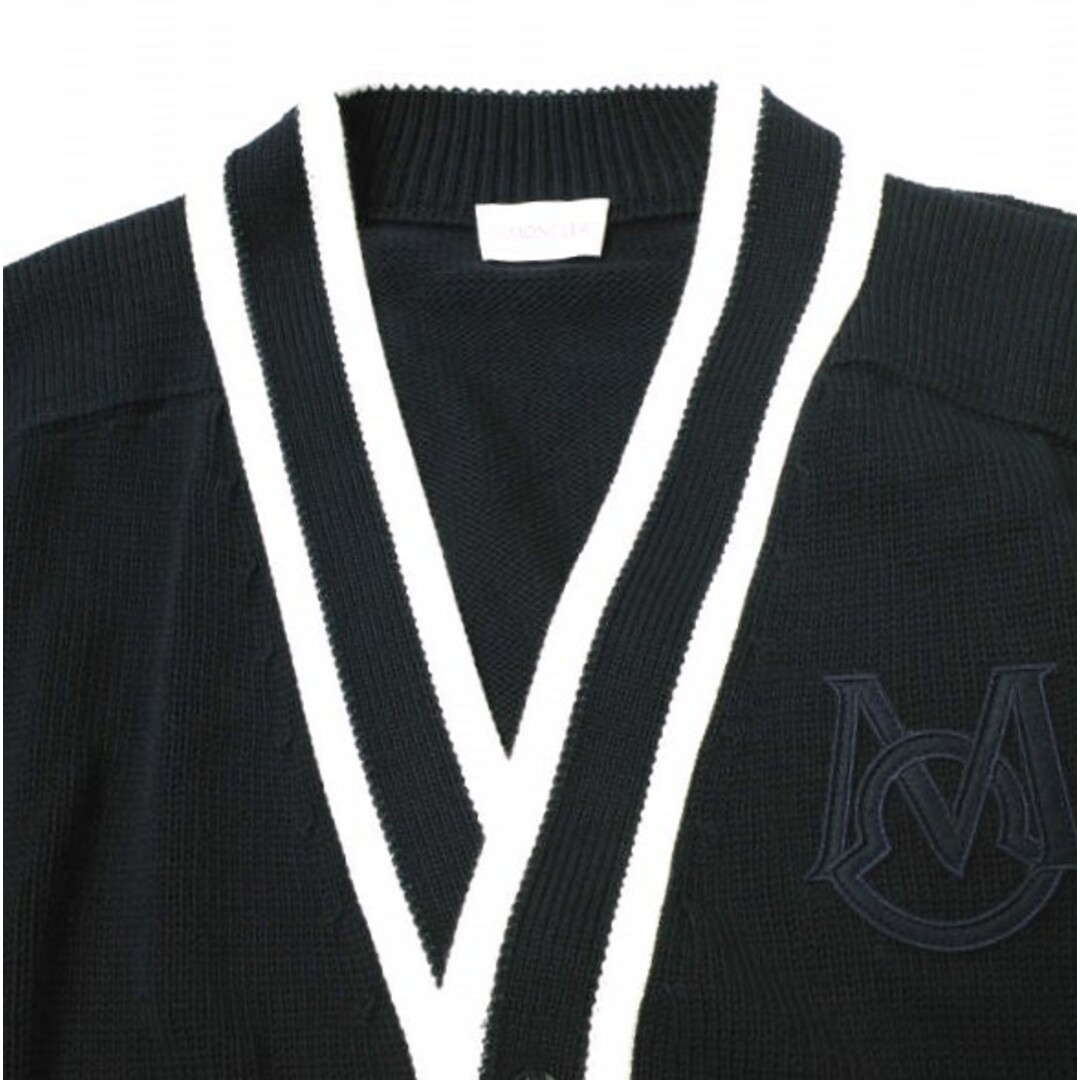 MONCLER(モンクレール)のMONCLER モンクレール 24SS CARDIGAN TRICOT ミドルゲージ モノグラムパッチカーディガン I20919B00003 M1509 L NAVY ライン ニット トップス【新古品】【中古】【MONCLER】 メンズのトップス(カーディガン)の商品写真