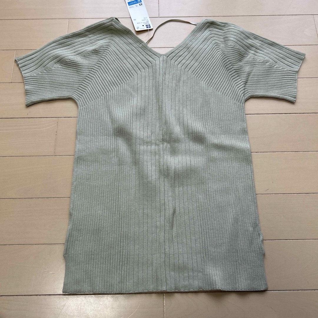 GU(ジーユー)の新品　GU レディースXS ブイネックセーター半袖 レディースのトップス(カットソー(半袖/袖なし))の商品写真