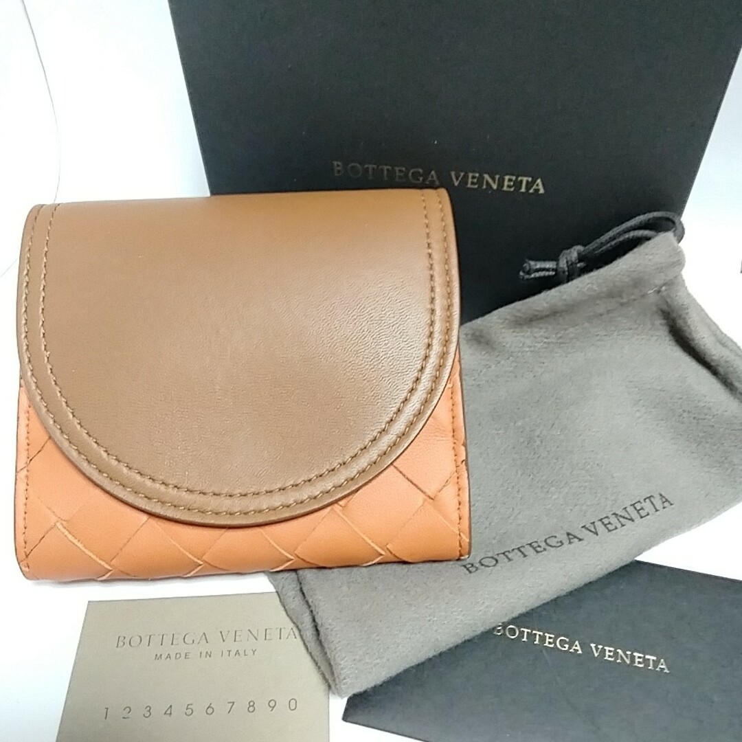 Bottega Veneta(ボッテガヴェネタ)のボッテガヴェネタ　イントレチャート フラップ式 レザー 　二つ折り財布　オレンジ レディースのファッション小物(財布)の商品写真