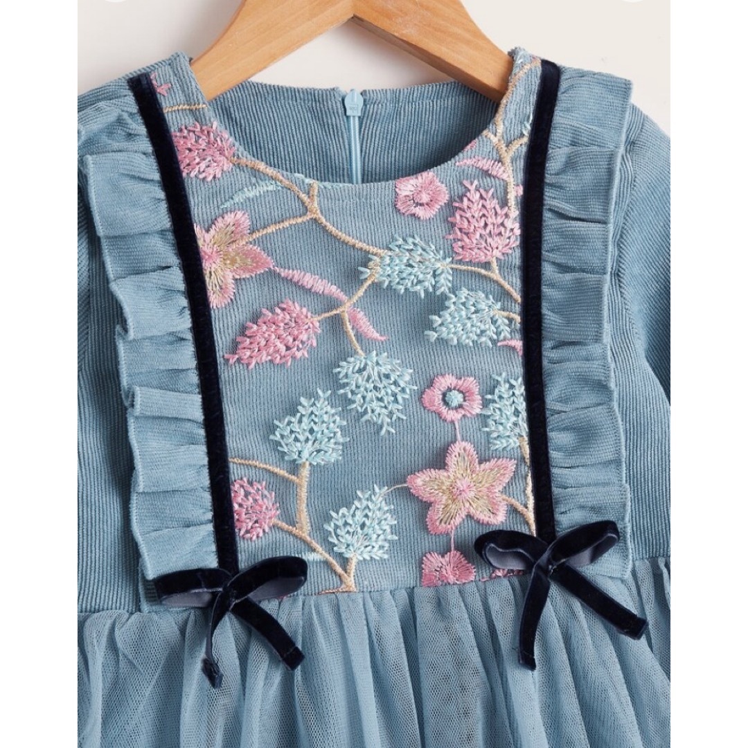 SHEIN(シーイン)の新品SHEIN花柄刺繍コーデュロイワンピース キッズ/ベビー/マタニティのキッズ服女の子用(90cm~)(ワンピース)の商品写真