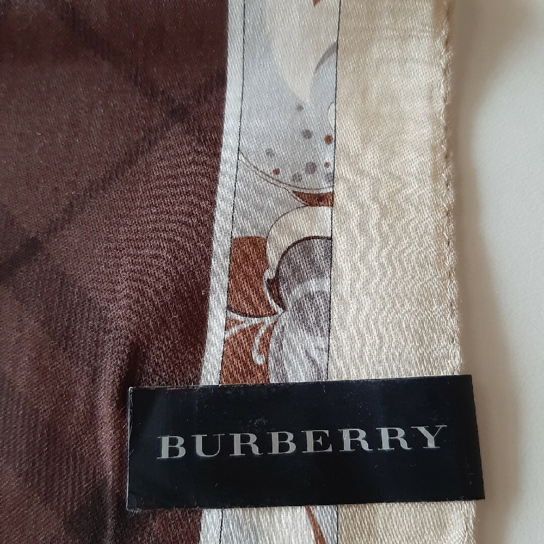 BURBERRY(バーバリー)のBURBERRY　大判ハンカチ　ブラウン　日本製 レディースのファッション小物(ハンカチ)の商品写真