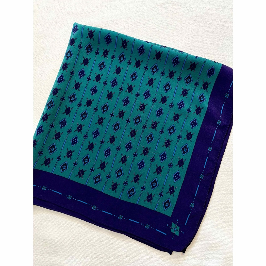 ターコイズブルーカラーが綺麗な　シルク感　スカーフ レディースのファッション小物(バンダナ/スカーフ)の商品写真