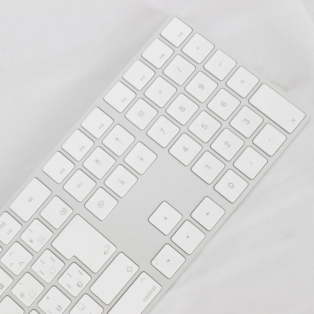 Apple(アップル)の【美品】Apple Magic Keyboard MQ052J/A シルバー テンキー付き JIS マジックキーボード アップル 本体 スマホ/家電/カメラのPC/タブレット(PC周辺機器)の商品写真