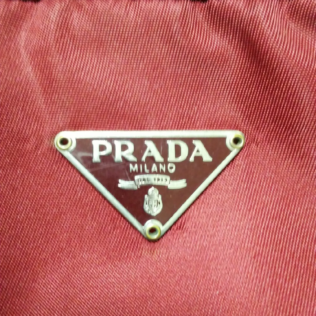 PRADA(プラダ)のプラダ　三角ロゴ　ポーチ　赤 レディースのファッション小物(ポーチ)の商品写真