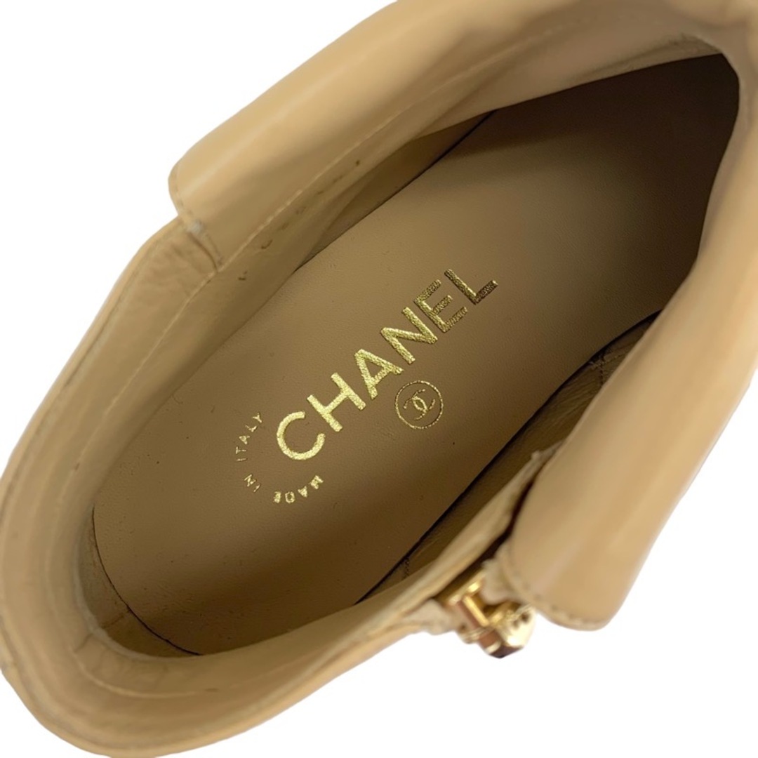 CHANEL(シャネル)のシャネル CHANEL ブーツ ショートブーツ 靴 シューズ レザー ファブリック ベージュ ブラック 未使用 ロゴ レディースの靴/シューズ(ブーツ)の商品写真