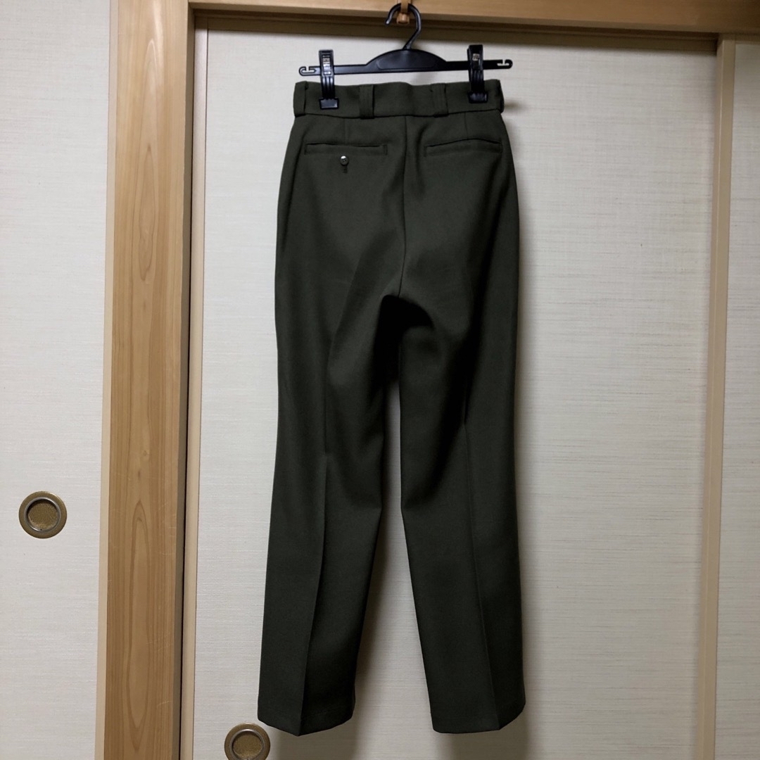 Shinzone(シンゾーン)のshinzone CENTER PRESS PANTS カーキP0 レディースのパンツ(カジュアルパンツ)の商品写真