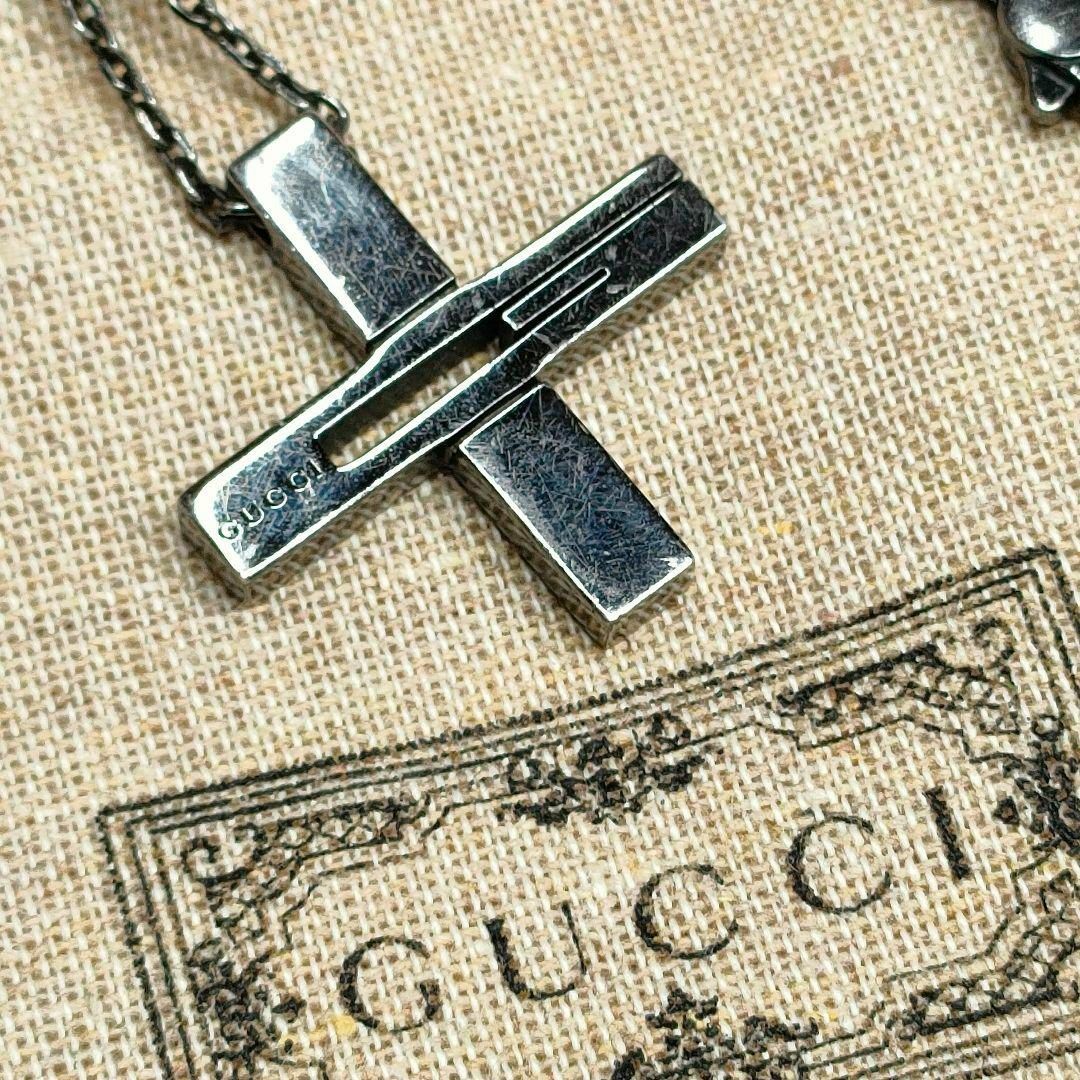 Gucci(グッチ)のGUCCI ネックレス クロス ブラック グッチ アクセサリー クロス シルバー メンズのアクセサリー(ネックレス)の商品写真