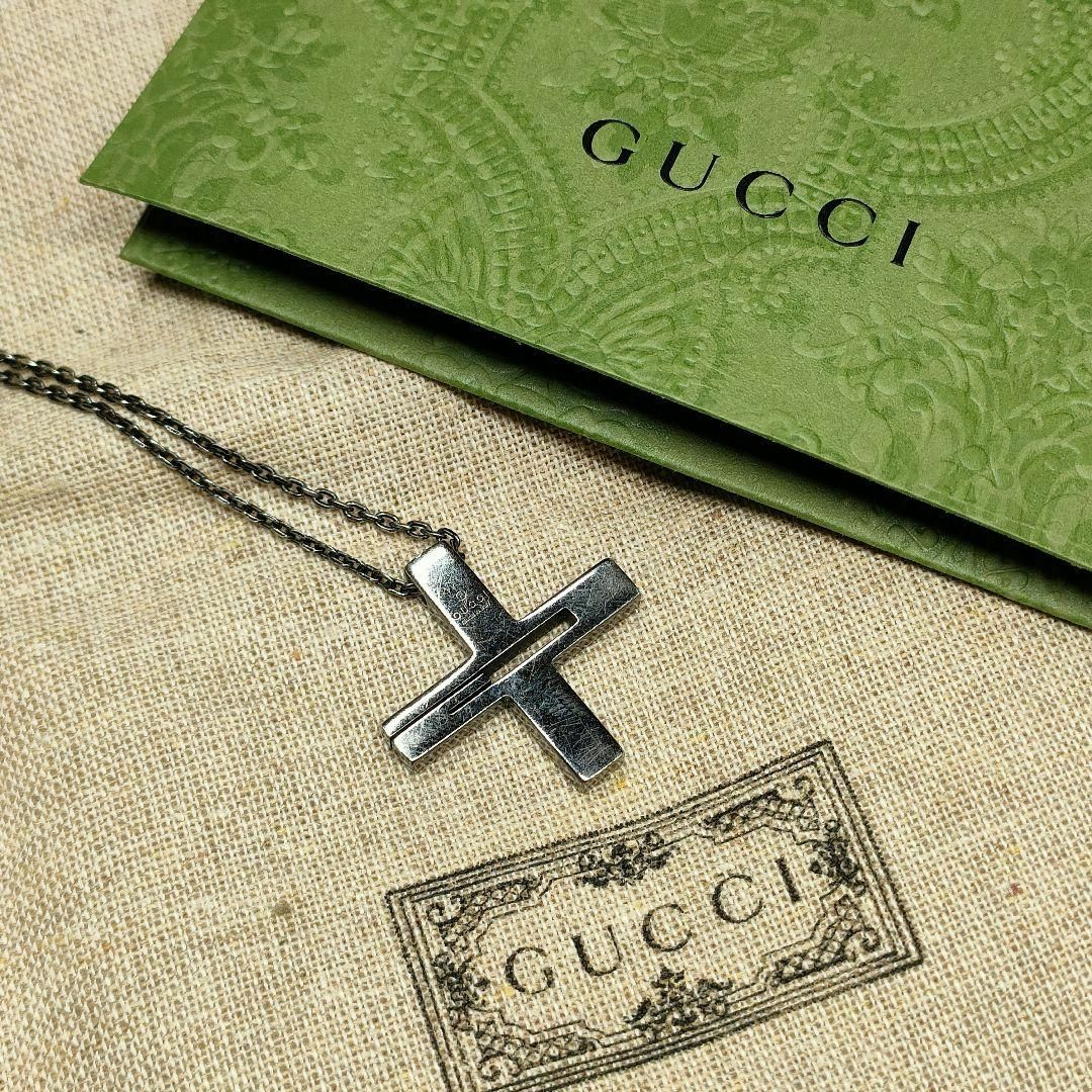 Gucci(グッチ)のGUCCI ネックレス クロス ブラック グッチ アクセサリー クロス シルバー メンズのアクセサリー(ネックレス)の商品写真
