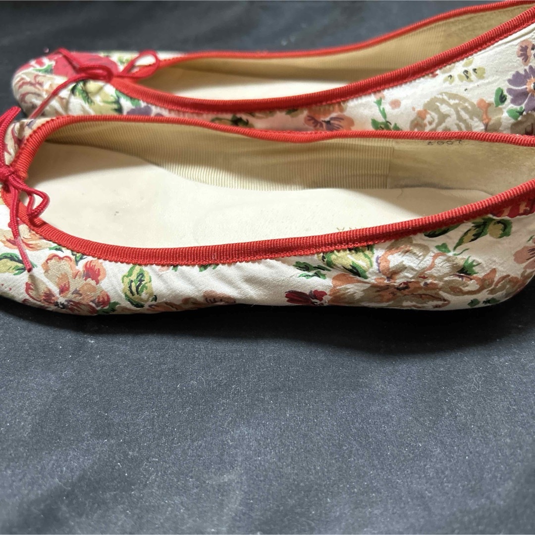 赤　フラット　パンプス　赤　花柄　日本製　34 レディースの靴/シューズ(ハイヒール/パンプス)の商品写真