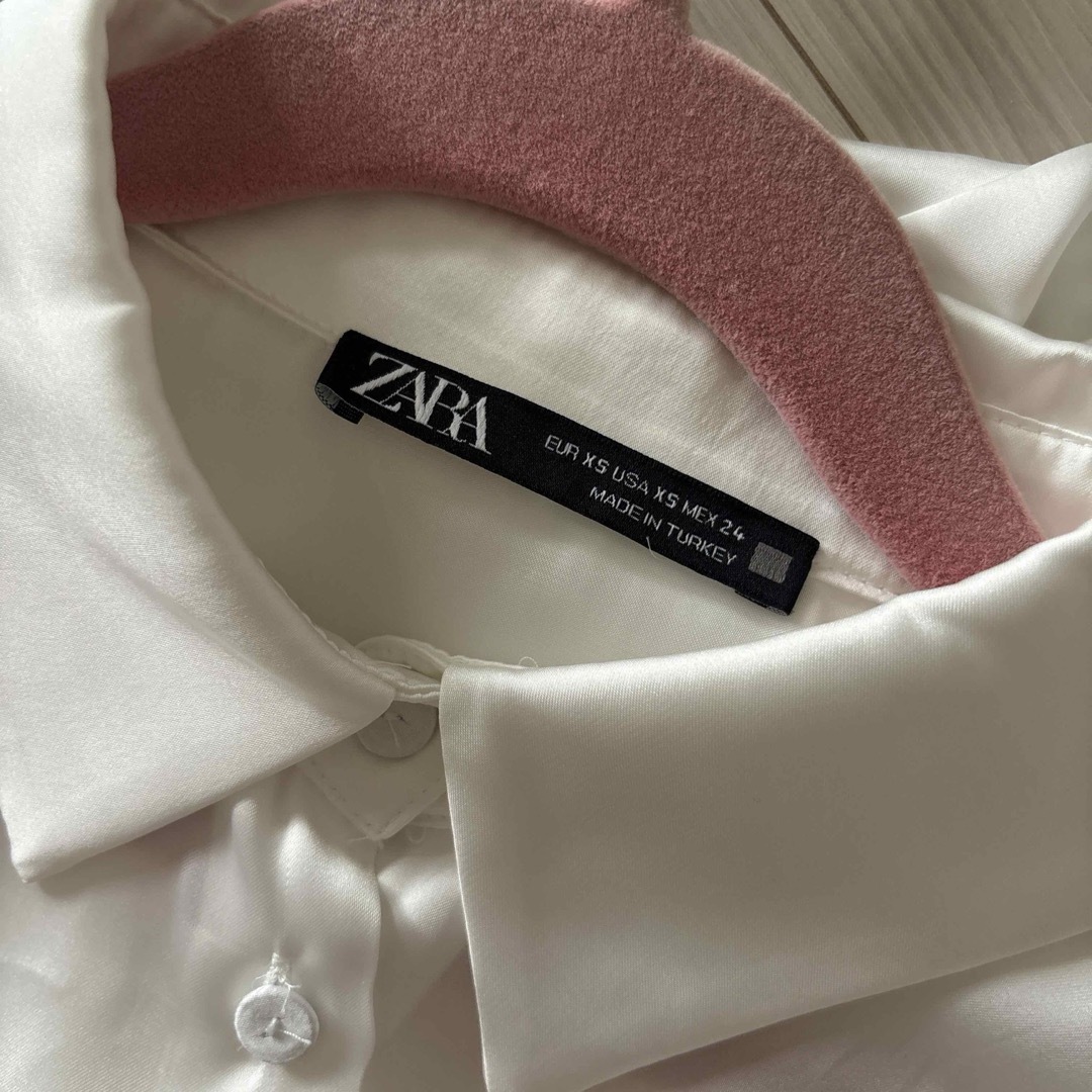 ZARA(ザラ)の新品同様 ZARA サテン ブラウス レディースのトップス(シャツ/ブラウス(長袖/七分))の商品写真