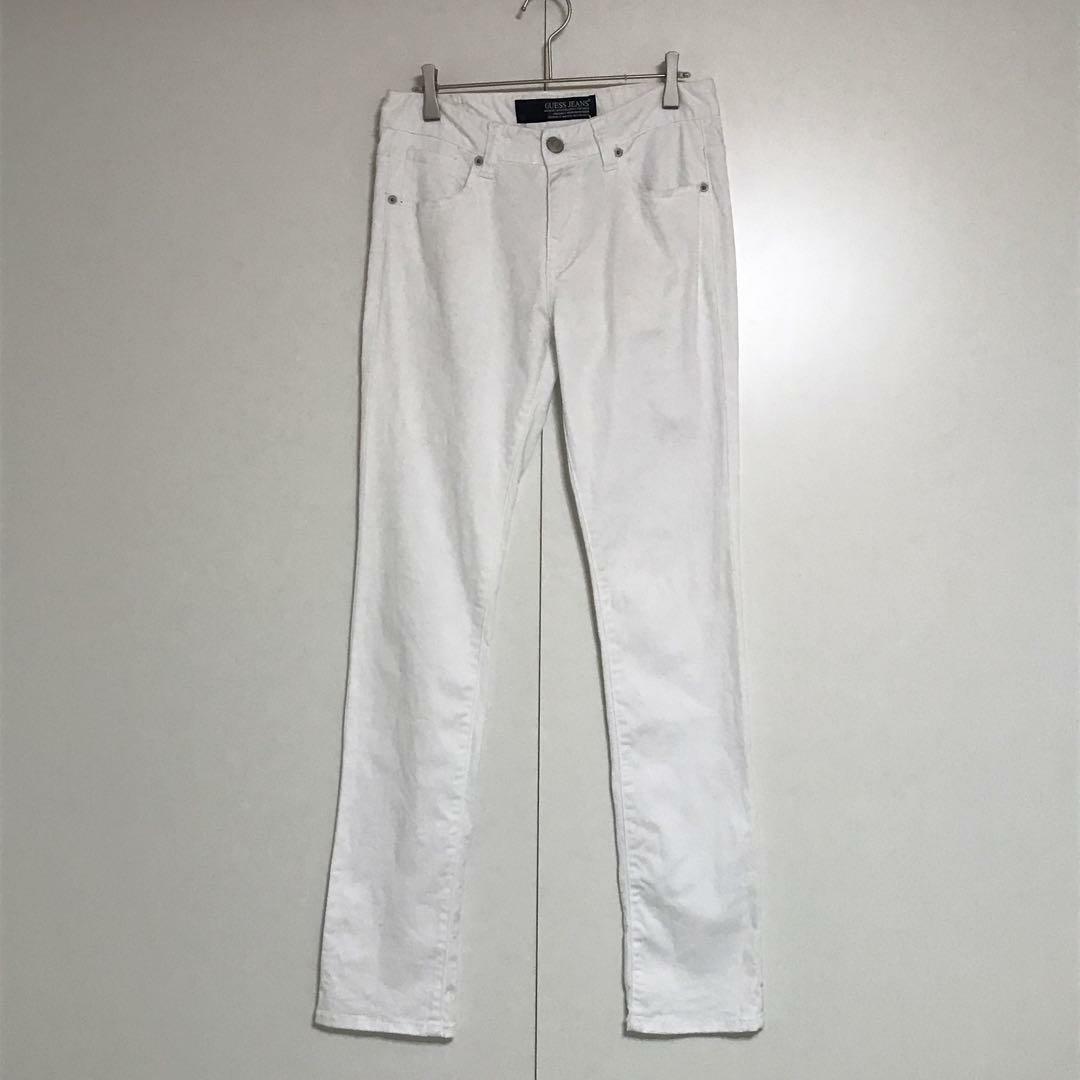 【人気カラー】ゲス　プレートロゴ入りストレッチスキニーパンツ　ホワイト　K712 メンズのパンツ(デニム/ジーンズ)の商品写真