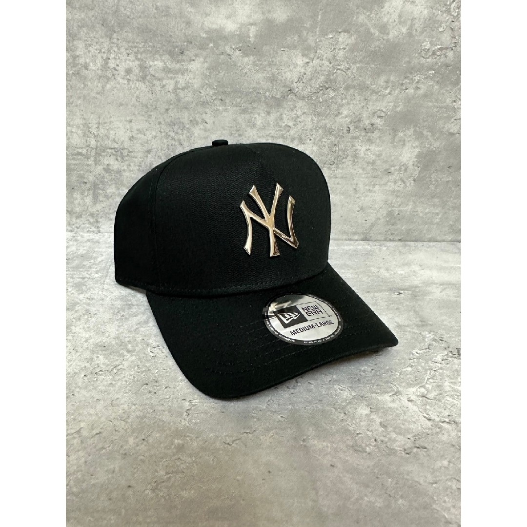 NEW ERA(ニューエラー)のニューエラ ニューヨークヤンキース シルバーメタルロゴ スナップバックキャップ メンズの帽子(キャップ)の商品写真