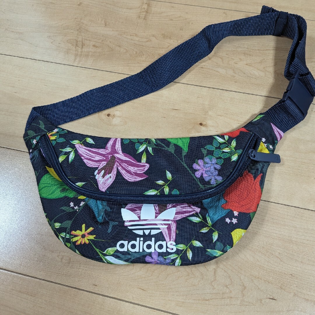 adidas(アディダス)のアディダスボディバッグ　新品 レディースのバッグ(ボディバッグ/ウエストポーチ)の商品写真