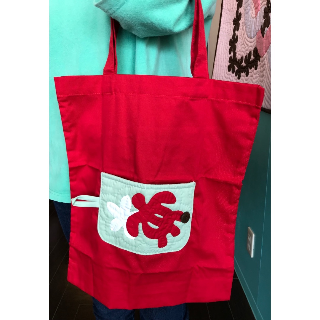 「正規品」エコバッグ ♡ホヌ/プルメリア♡赤♡ハワイアンキルト レディースのバッグ(エコバッグ)の商品写真