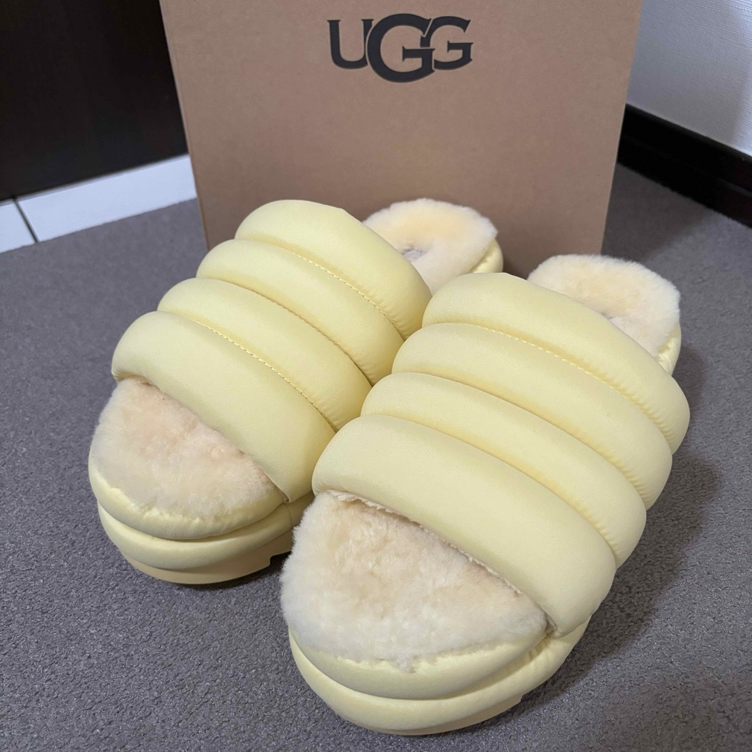 UGG(アグ)の人気完売 佐田真由美着UGG W MAXI SLIDEマキシスライド厚底サンダル レディースの靴/シューズ(サンダル)の商品写真