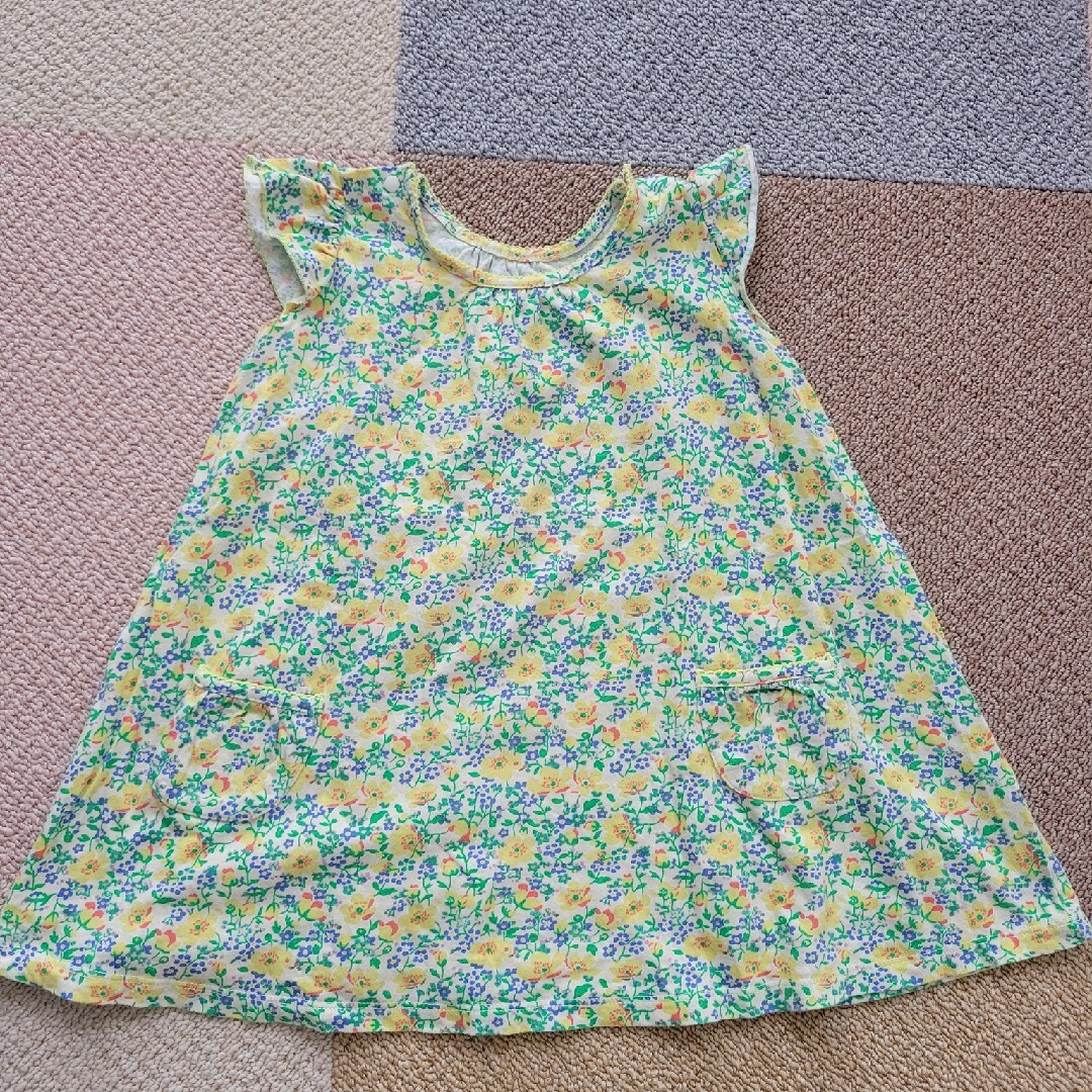 UNIQLO(ユニクロ)のユニクロ 花柄 ワンピース 90 キッズ/ベビー/マタニティのキッズ服女の子用(90cm~)(ワンピース)の商品写真