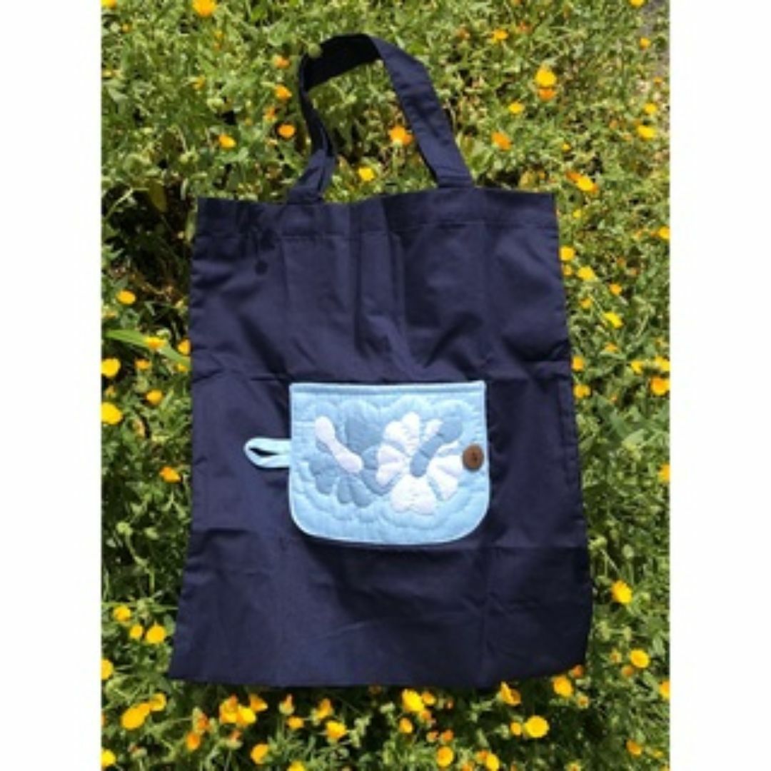 「正規品」エコバッグ ♡ハイビスカス♡ネイビーブルー♡ハワイアンキルト レディースのバッグ(エコバッグ)の商品写真