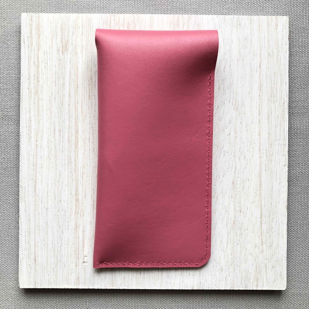 牛革メガネケース Ｌ　ピンク（フタ付） ハンドメイドのファッション小物(その他)の商品写真