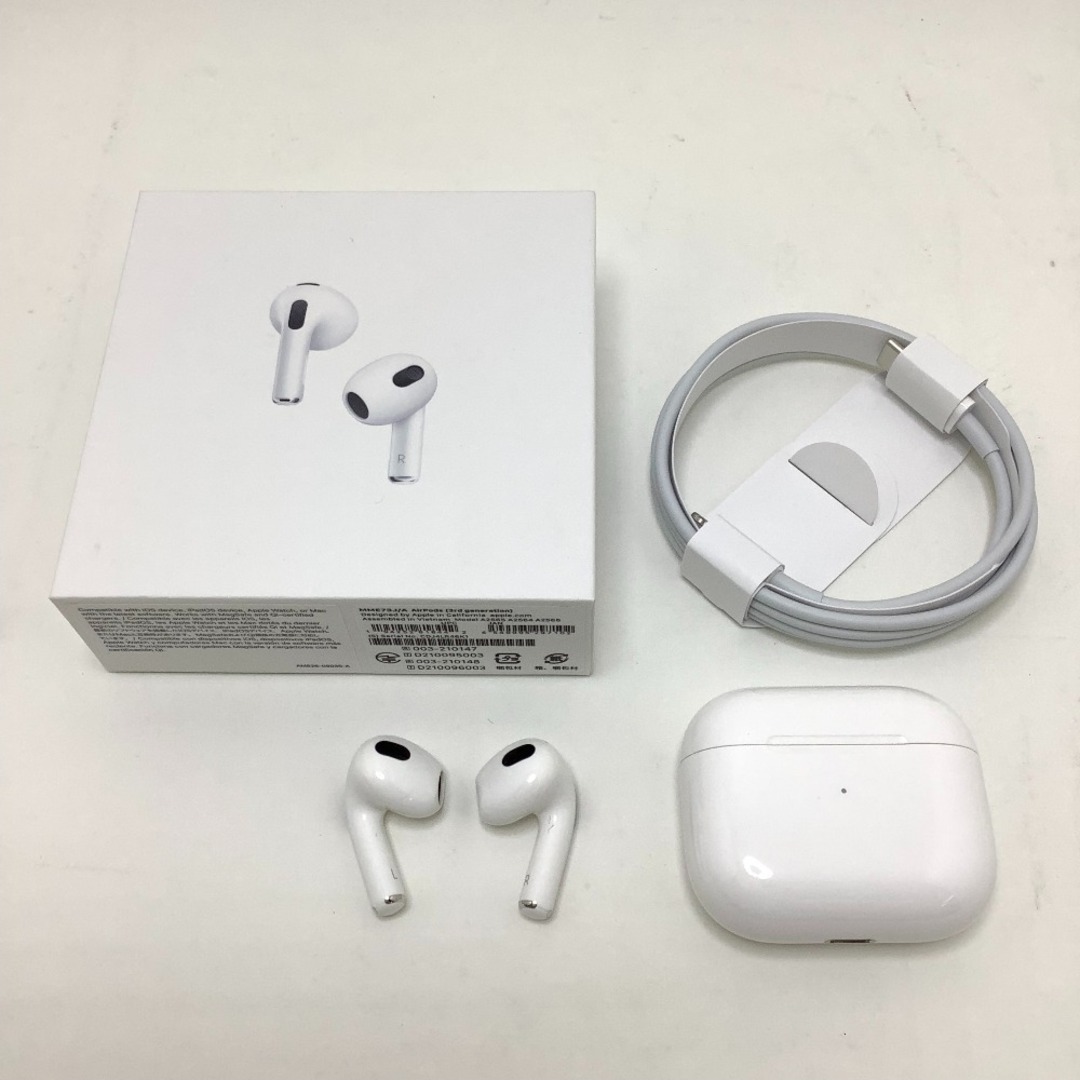 Apple(アップル)の▲▲Apple アップル AirPods 第三世代 ワイヤレスイヤホン  MME73J/A ホワイト スマホ/家電/カメラのオーディオ機器(ヘッドフォン/イヤフォン)の商品写真