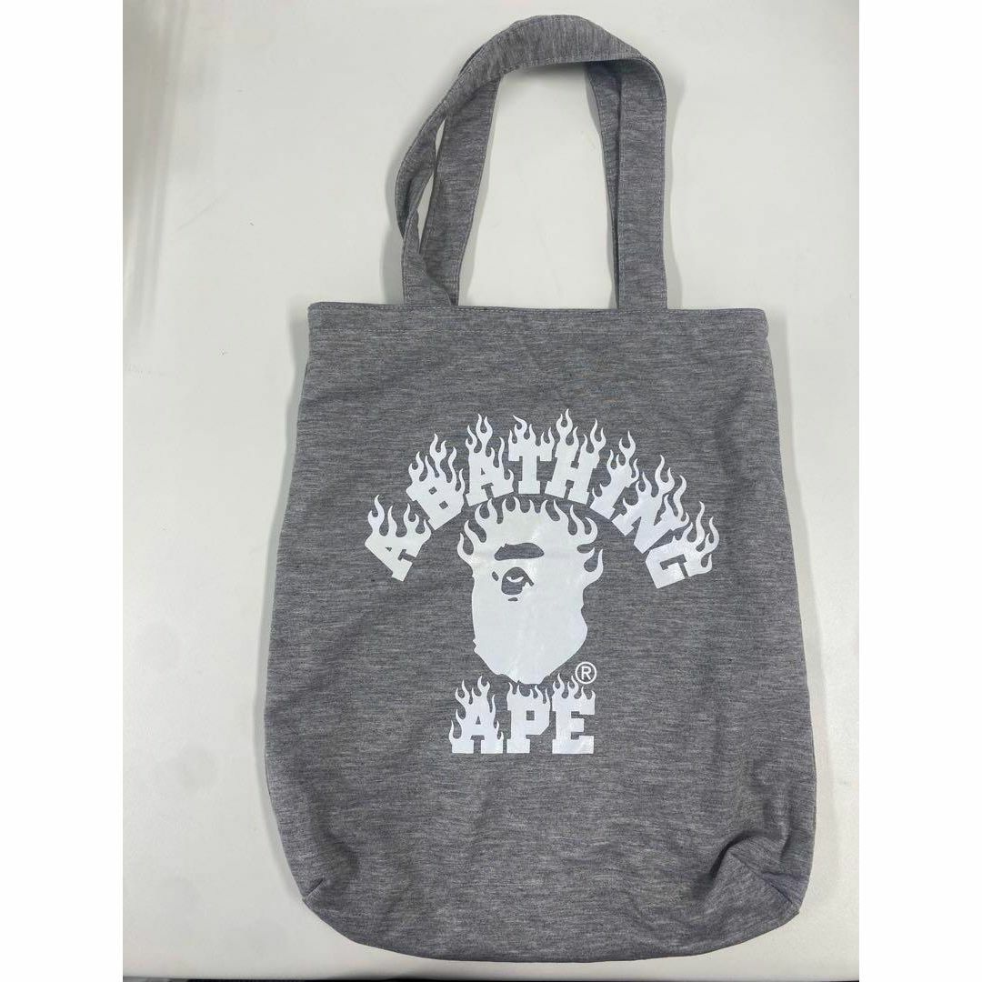 A BATHING APE(アベイシングエイプ)のエイプA BATHING APE プリントデザインリバーシブルトートバッグ A4 メンズのバッグ(トートバッグ)の商品写真