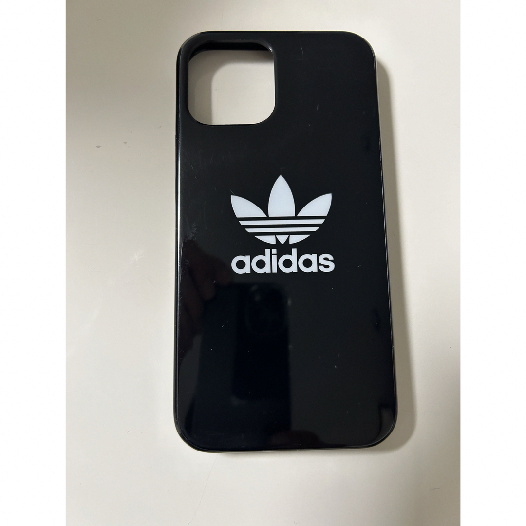 adidas(アディダス)のiPhone12スマホケース スマホ/家電/カメラのスマホアクセサリー(iPhoneケース)の商品写真