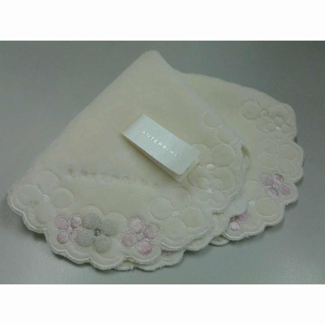 ANTEPRIMA(アンテプリマ)のアンテプリマ・タオルハンカチ（白ｘ花型） レディースのファッション小物(ハンカチ)の商品写真