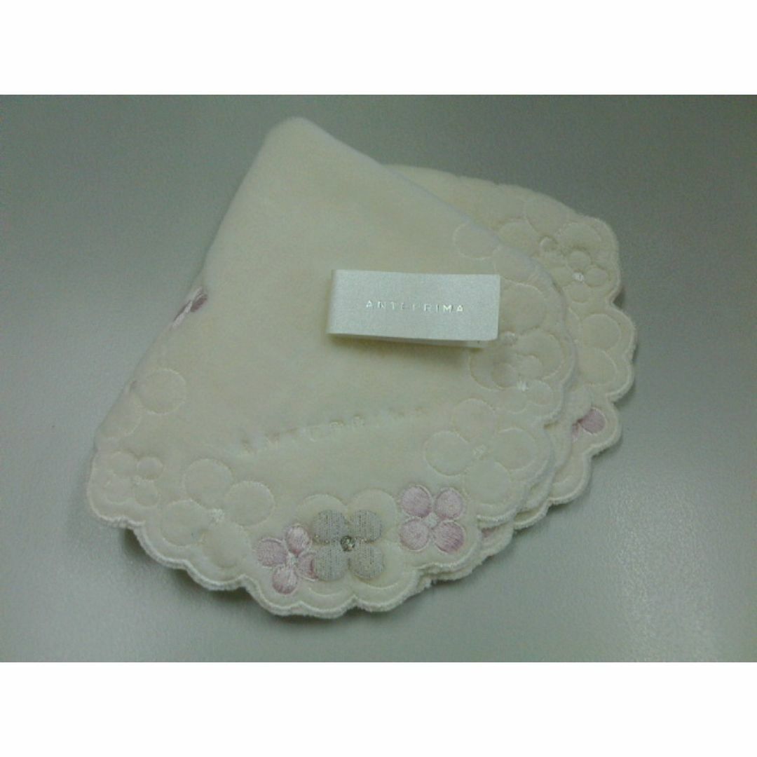 ANTEPRIMA(アンテプリマ)のアンテプリマ・タオルハンカチ（白ｘ花型） レディースのファッション小物(ハンカチ)の商品写真