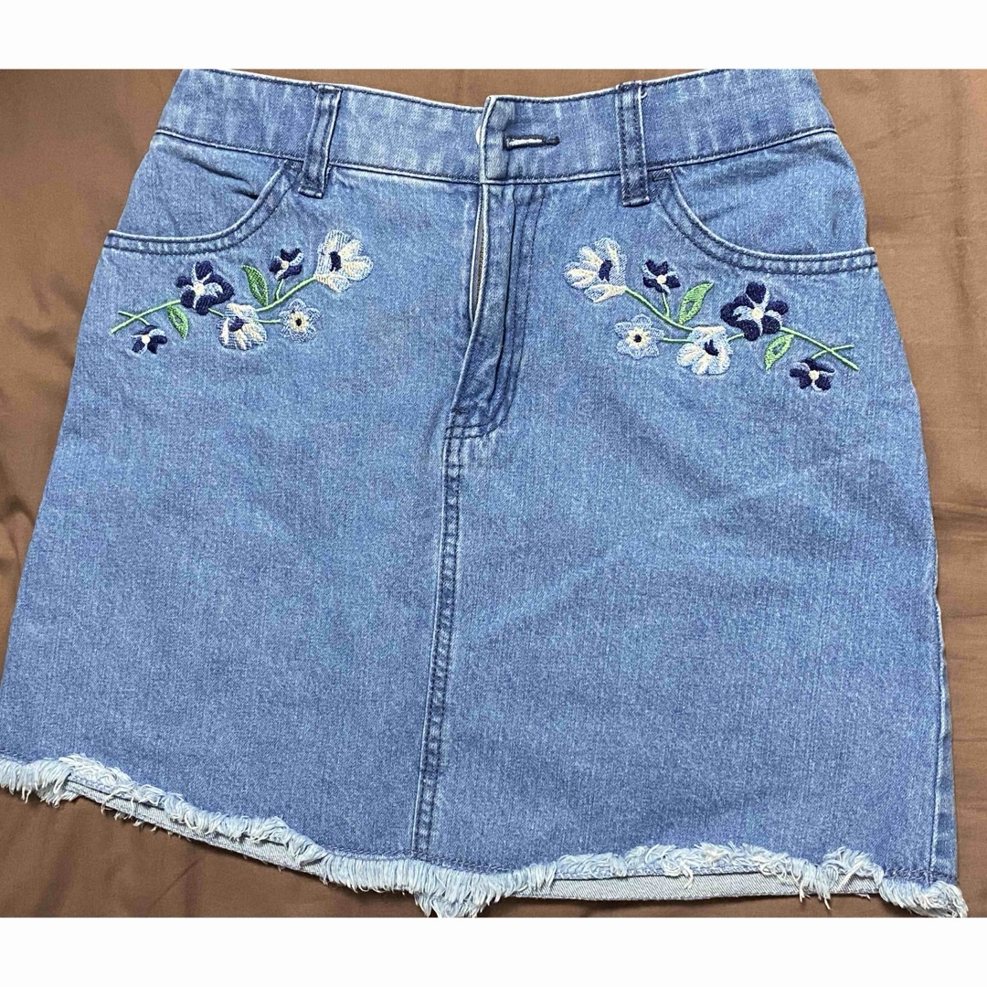 【Mサイズ】刺繍 デニム ミニスカート 花柄 レディースのスカート(ミニスカート)の商品写真
