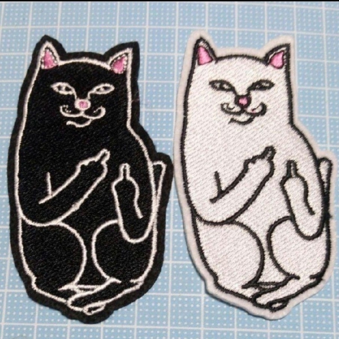 白と 黒のファンキーな猫刺繍アイロンワッペン2枚セット ハンドメイドのハンドメイド その他(その他)の商品写真