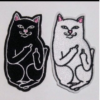 白と 黒のファンキーな猫刺繍アイロンワッペン2枚セット(その他)